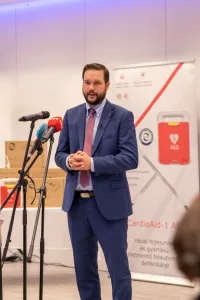 Déri Tibor Újpest polgármestere sajtótájékoztatón jelenti be az óvodás felszerelését CardioAid-1 AED készülékekkel